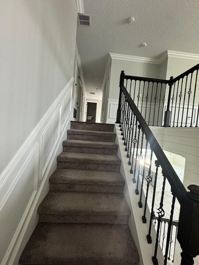 Building Photo - 5/3.5 Groveland Home