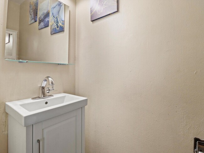 Building Photo - 428 East Bluff