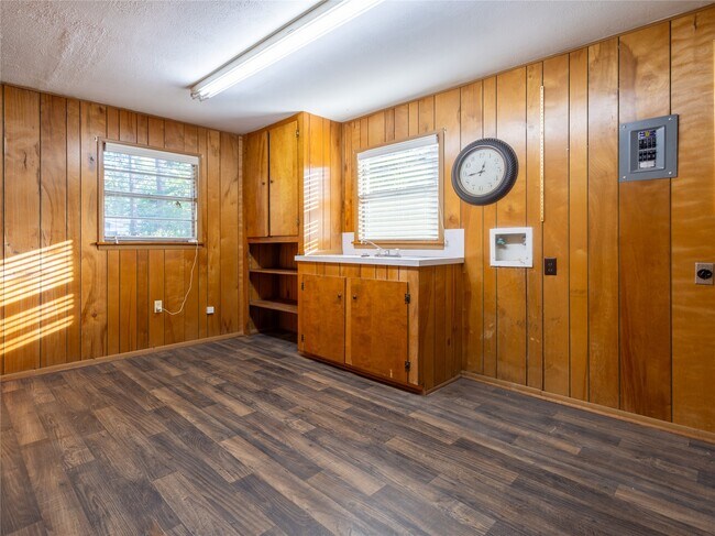 Building Photo - 2728 Encino Ave