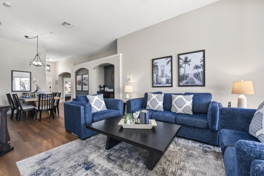 Building Photo - 8022 King Palm Cir