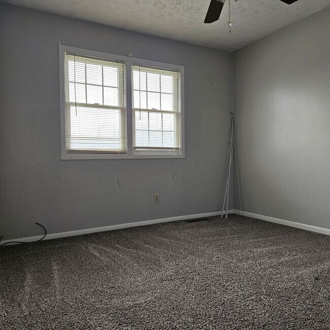 Building Photo - 1252 Colonial Dr