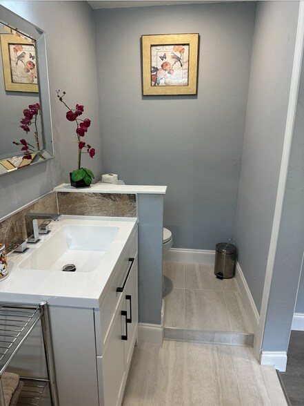 Building Photo - 493 Castle Dr