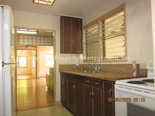 Building Photo - Very Spacious, Well Maintained, Hidden Gem...