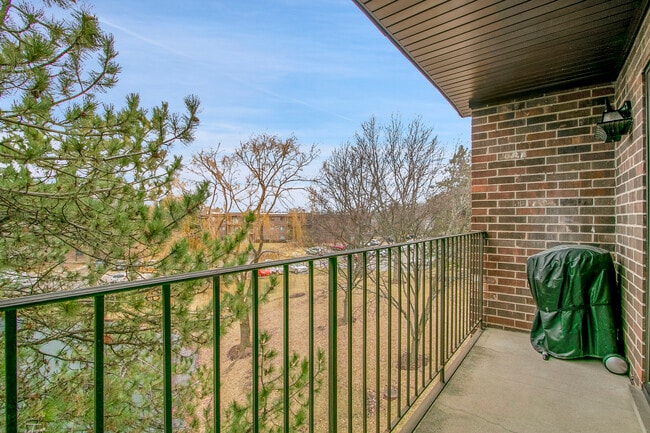 Building Photo - 1002 Castilian Ct