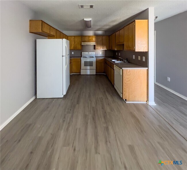 Building Photo - 2804 Alma Dr