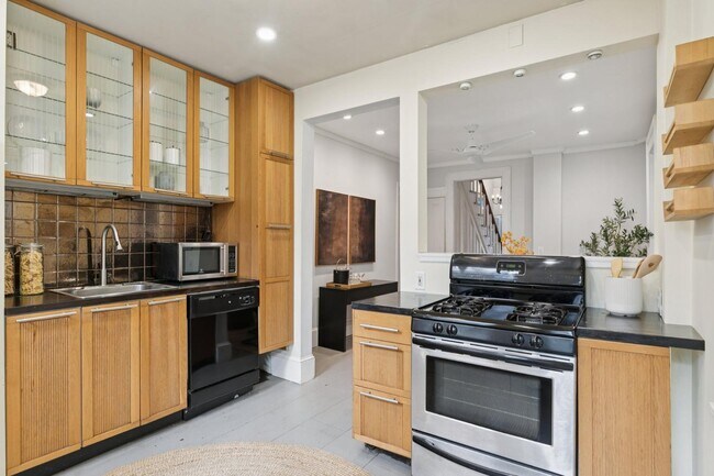 Building Photo - 1228 Catharine St