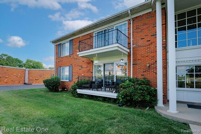 Building Photo - 430 Fox Hills Dr S