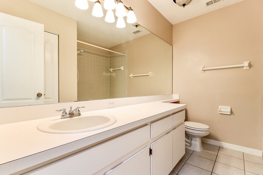 Building Photo - 656 Lakemont Dr