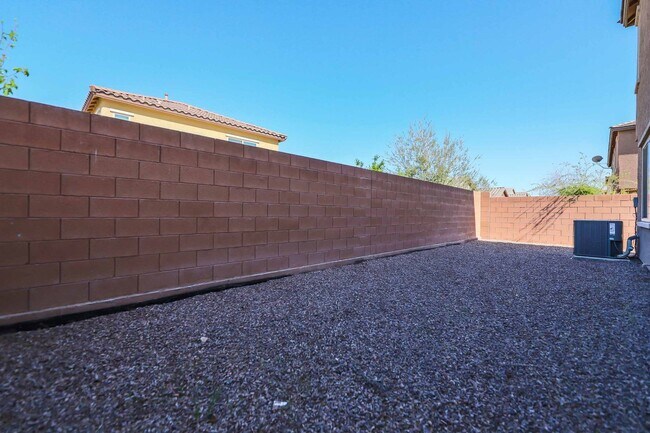 Building Photo - 4 BEDROOM HOUSE IN HENDERSON!!