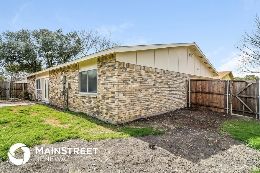 Building Photo - 8913 Vernon Dr