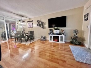 Building Photo - 338 Oakridge S