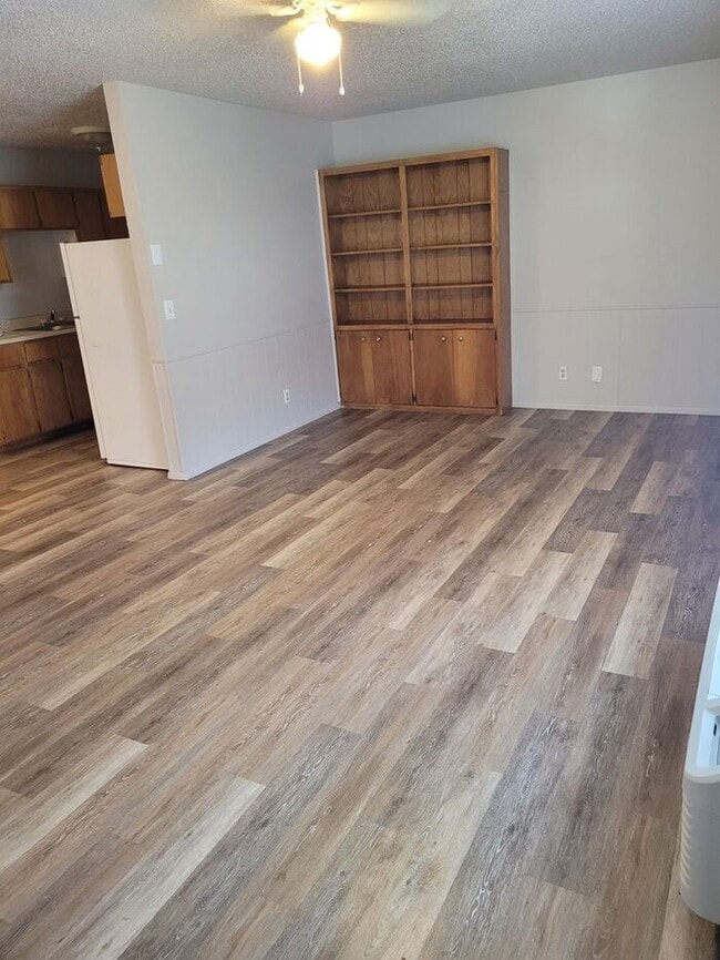 Building Photo - $400 Move in special December 2024
