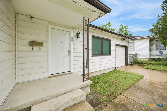 Building Photo - 907 Jefferis Ave