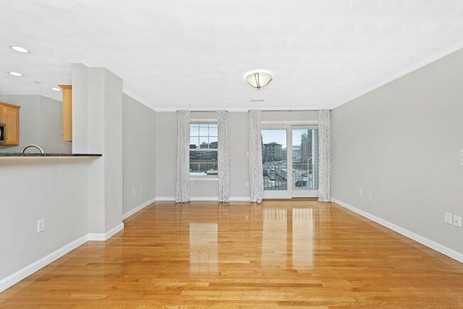 Building Photo - 260 Main St