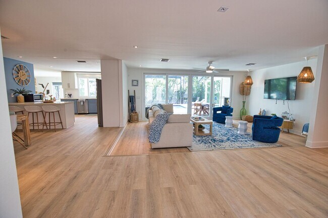 Building Photo - Seasonal Venice Island Pool Home half block from Golden Beach deeded access to the Gulf!