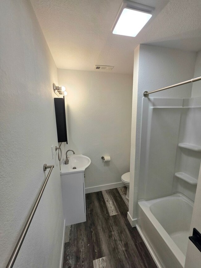 Building Photo - REMOELED 2 BED 1 BATH HOUSE READY NOW!