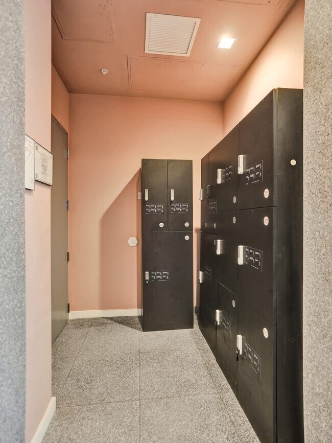 Building Photo - 1220 17th St