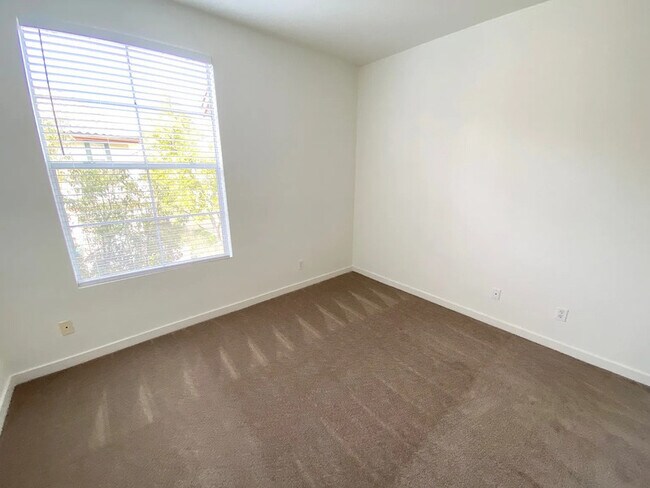 Building Photo - 10884 Sabre Hill Dr