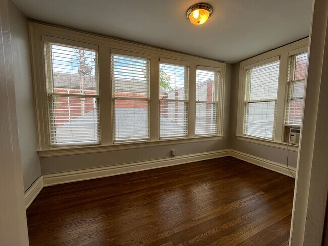 Building Photo - Central Gardens home with 4BR/2ba up w off...