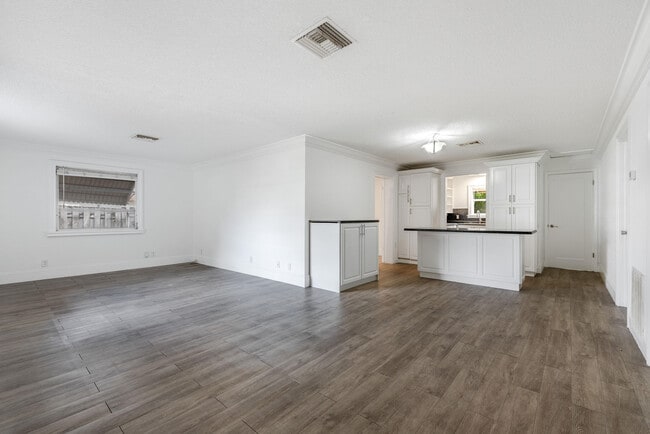 Building Photo - 8642 Sunset Dr