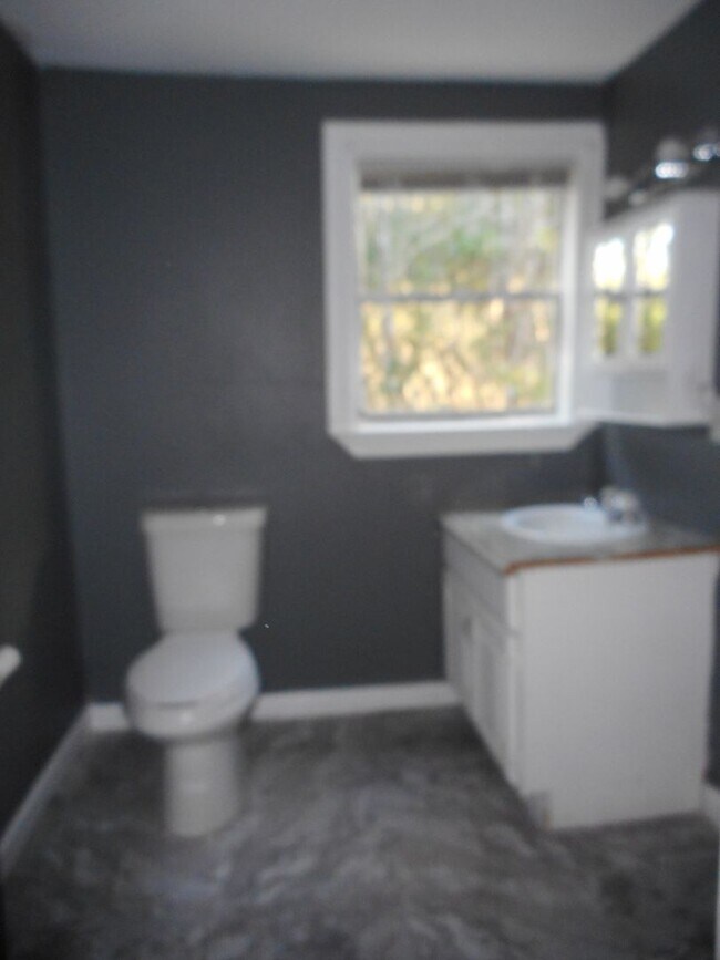 Building Photo - Adoreable 3 BR 1.5 Bath home!