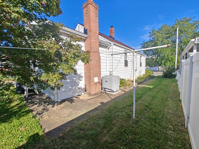 Building Photo - 7605 Poplar Rd