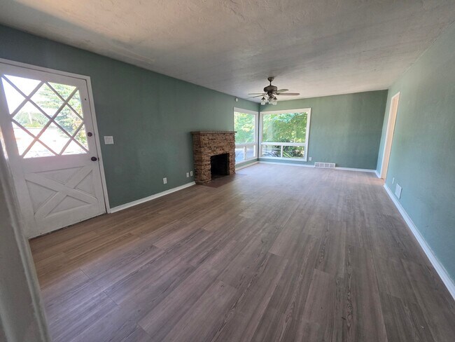 Building Photo - 1420 Madrona Ave SE