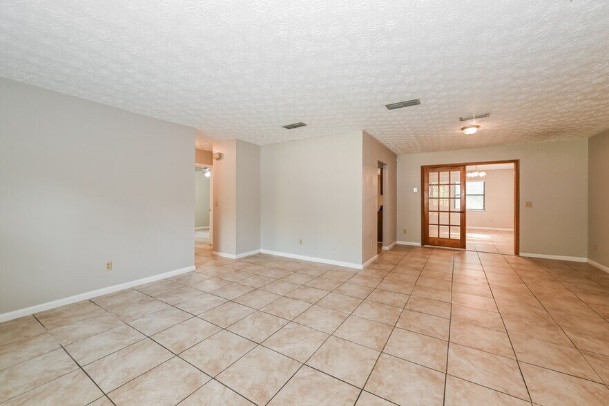 Building Photo - 7279 Sharbeth Dr S