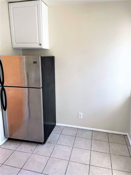 Building Photo - 325 Los Olivos