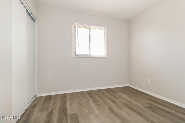 Building Photo - 8135 W Clarendon Ave