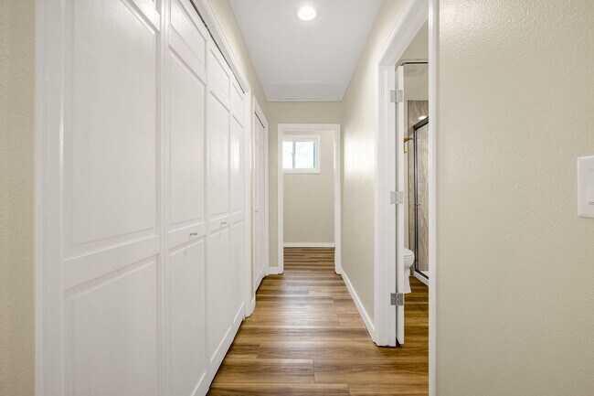 Building Photo - Fully Furnished Executive Townhome in Kiss...
