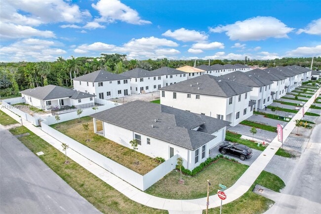 Building Photo - 22555 SW 125th Ave