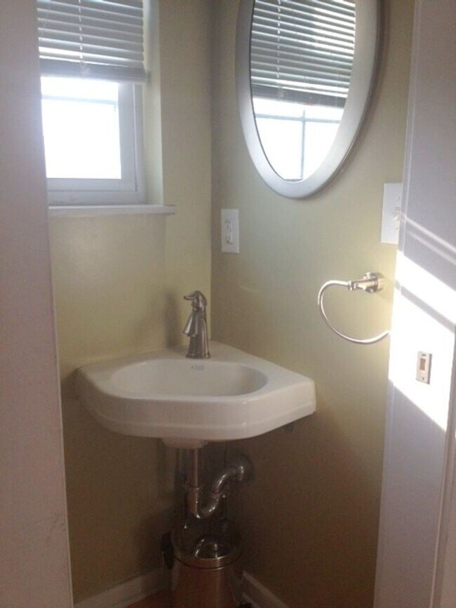 Building Photo - Southside Slopes - Amazing views of Downtown - Off-street parking