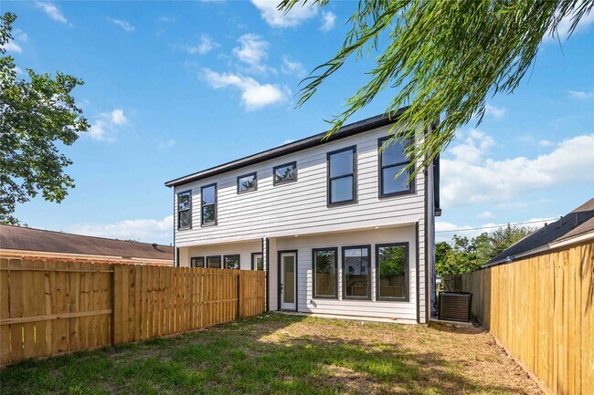 Building Photo - 3920 Aledo St