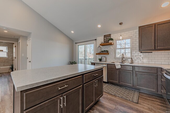 Building Photo - 2216 E Walnut St