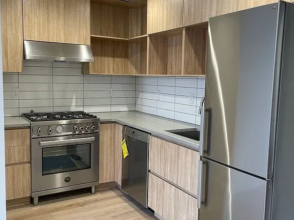 Building Photo - "Charming 1-Bed Oasis in the Heart of Astoria – Your Perfect Urban Retreat!"