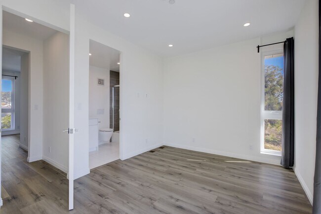 Building Photo - 837 N Kingsley Dr