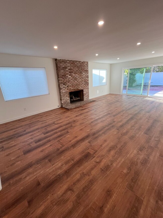 Building Photo - RARELY AVAILABLE! STUNNING 3BD/2BA ON CORO...