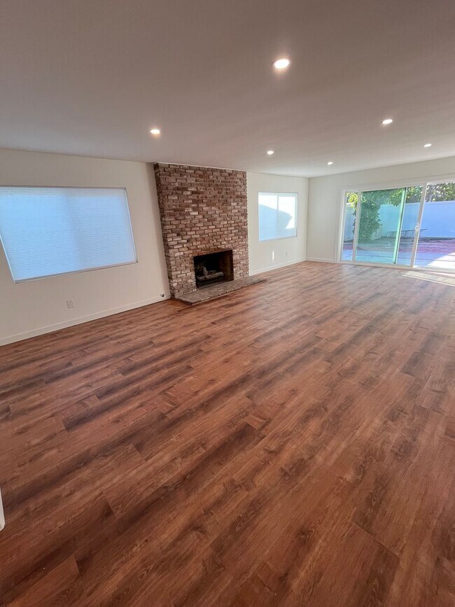 Building Photo - STUNNING 3BD/2BA ON CORONADO ISLAND! -2 BL...