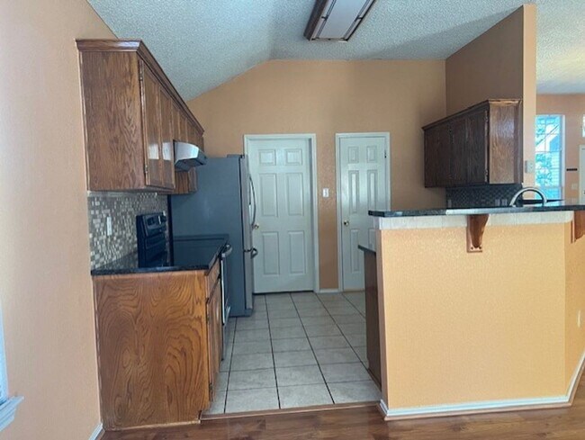 Building Photo - 2405 Creek Dr