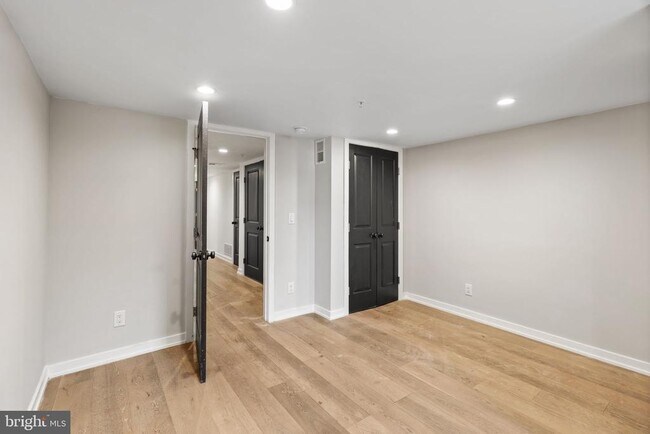 Building Photo - 2526 W Girard Ave