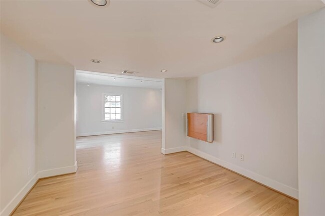 Building Photo - 2346 Dunstan Rd