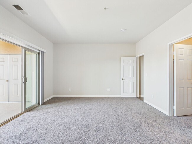 Building Photo - NEW NEW NEW remodeled -3bedroom/3bath Town...