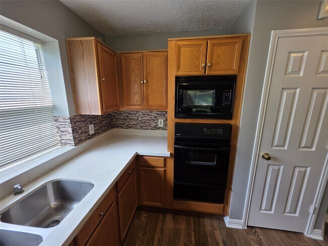 Building Photo - 19 Evening Song Ct