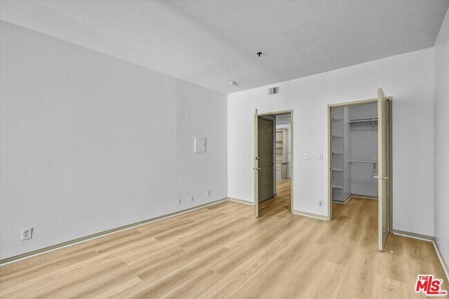 Building Photo - 2222 Beachwood Dr