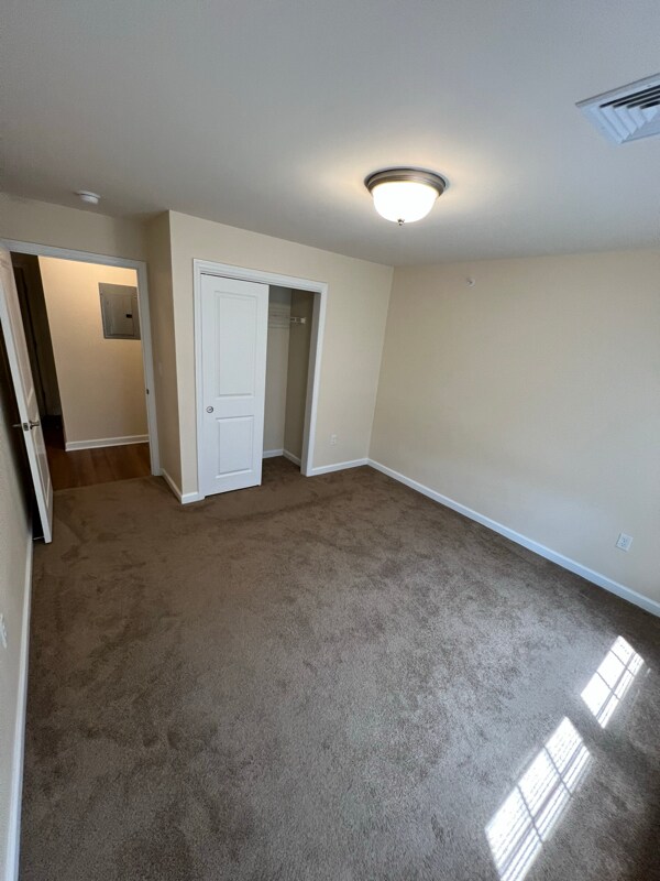 Building Photo - 540 Northend Dr