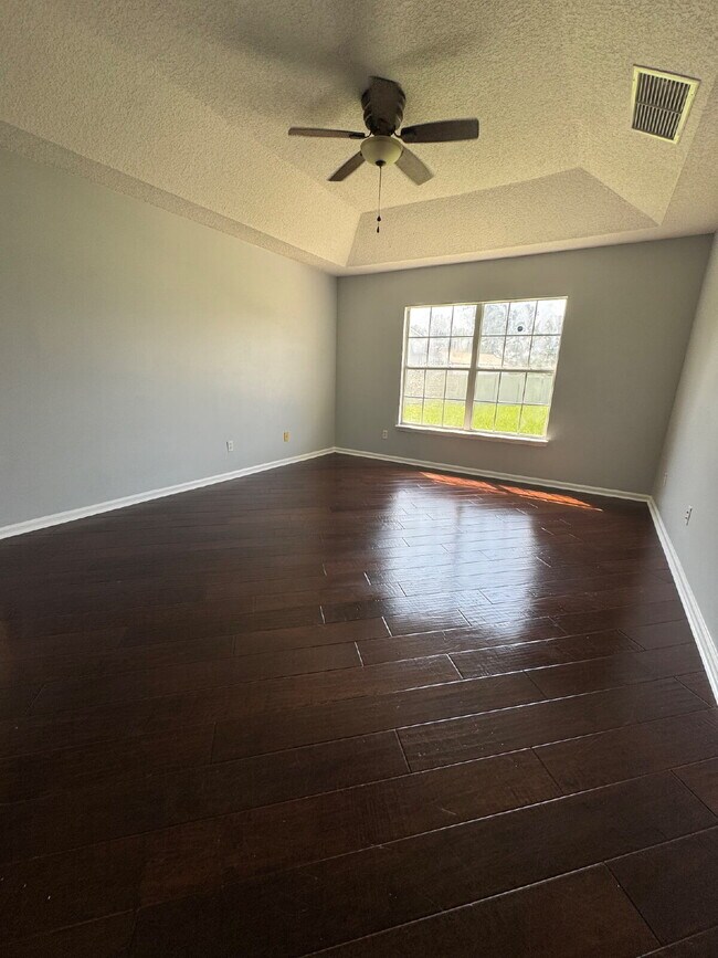 Building Photo - 4 bedroom 2 bath home with large fenced in...