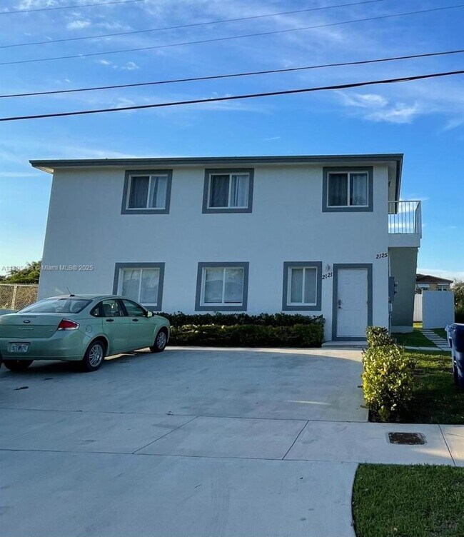 Building Photo - 3 bedroom in Miami FL 33147