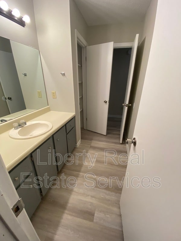 Building Photo - 105 Maid Marian Ct