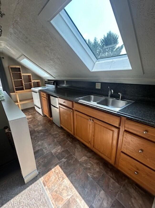 Building Photo - Upstairs Studio Apartment on Oneida Street -- SUBLET AVAILABLE 04/15/2026